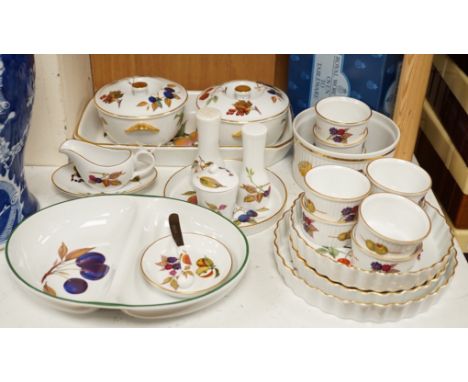 A Royal Worcester ‘Evesham’ part dinner service