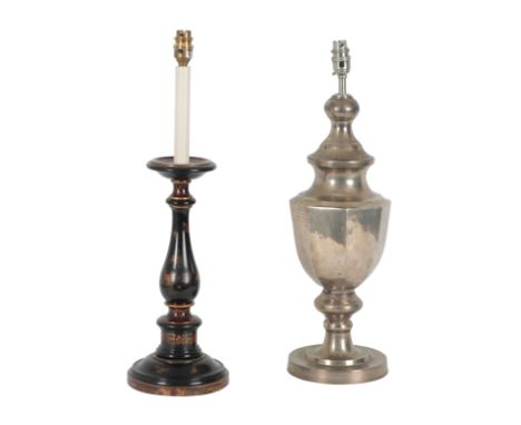 A PAIR OF MODERN MAHOGANY ELECTRIC TABLE LAMPS with metal finials and turned double baluster stems, each 90cm high, an ebonis