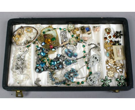 A tray of vintage costume jewellery including green paste and gilt necklet, turquoise effect necklet and white paste examples