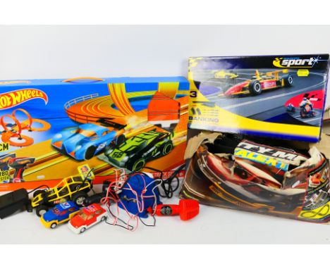 Hot Weels - Scalextric - A Hotwheels 683cm circuit Slot Car Track Set (#83131) with instruction. A Scalextric 3rd radius Bank