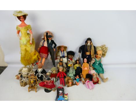 Unbranded - A collection of vintage dolls including dolls in national costume. They show some signs of age and appear mostly 