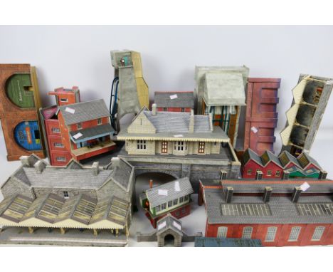 Metcalfe - An assortment of assembled OO scale building to include a signal box, engine shed, tunnel and others. Item appear 