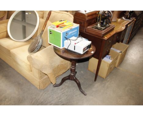 A tripod table  AF