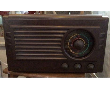 Vintage Bakelite Valve Radio. Very good original condition. Please study pictures.