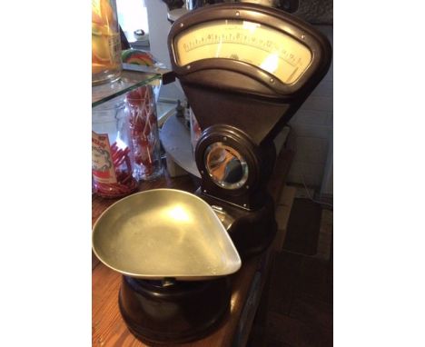 Vintage Asco (Automatic Scale Company), Bakelite shop scales. very good original condition, with bevelled edge mirror to fron