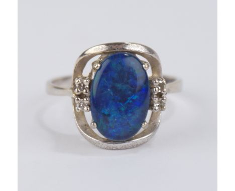Ring mit Opal-Triplette und 4 Diamant-Brillanten, 585er Weißgold Gew.3,20g, ovale Opal-Triplette zwischen jeweils 2 Brillante