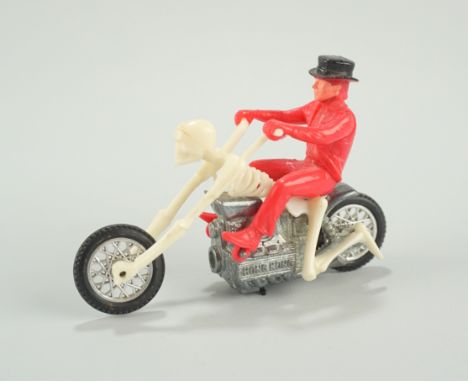 Mattel Hot Wheels Rrrumblers Bone Shaker, 1970er Jahre weißes Skelett mit rotem Fahrer und schwarzem Zylinder, HxL ca 5,05x7,