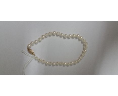 A Cultured Pearl Bracelet with a 9ct Gold Clasp.