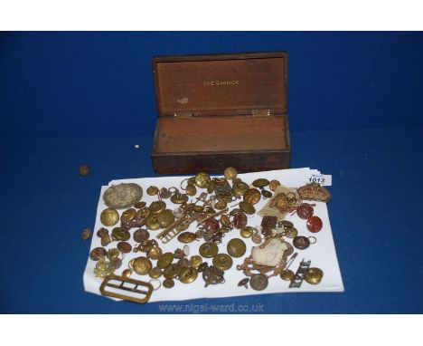 A quantity of military Buttons and Badges including Royal Army ordnance Corps, General Service Corps regiment, British Royal 