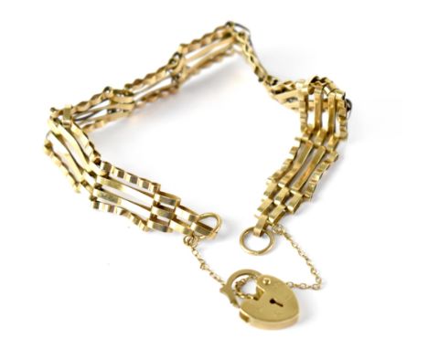 A 9ct gold gate bracelet with heart clasp, hallmarked, length 14cm, approx 6.6g.