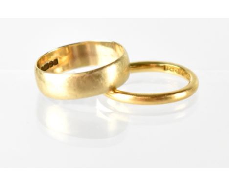 A 22ct gold band ring, size M, approx 4g and a 9ct band ring, size O, approx 2.9g (2). CONDITION REPORT Both hallmarked.