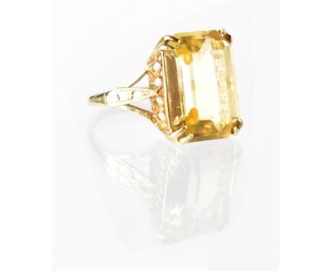 A 9ct gold fashion ring set with large rectangular cut citrine, size O, approx 4.36g. CONDITION REPORT Hallmarked. Birmingham