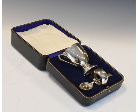 George V silver christening set comprising: tankard, napkin and spoon, monogrammed, Sheffield 1918/19, cased   Condition: 