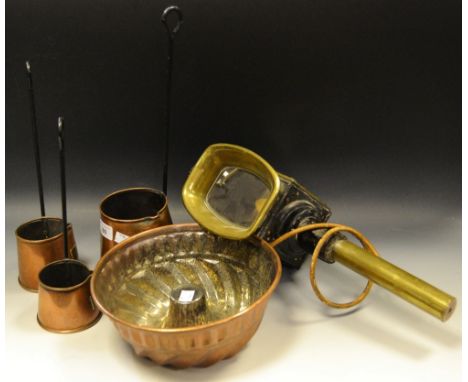 A set of three graduating copper cider measures; a copper jelly mould; a brass carriage lamp 