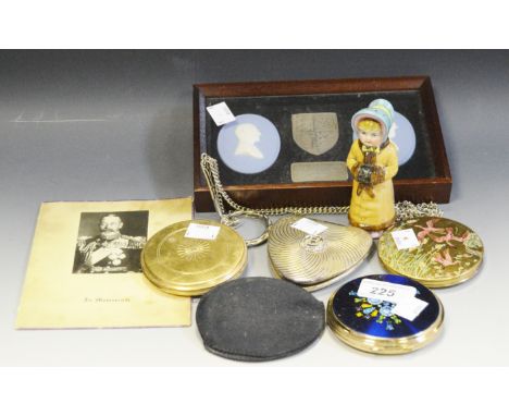Ephemera - cased Wedgewood Jasperware plaques commemorating the Queens silver Jubilee; compacts; a continental porcelain hat 