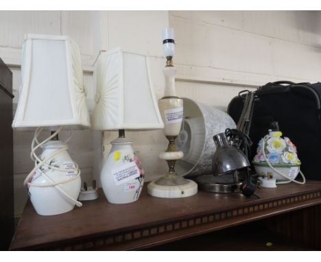 FOUR TABLE LAMPS AND SHADES AND A DESK LAMP. (TWO NEED RE-WIRING)