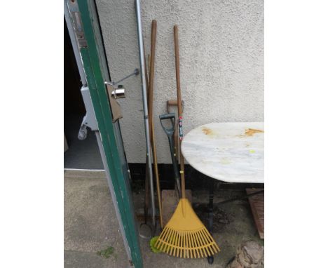 LOPPER AND LONG HANDLED GARDEN TOOLS