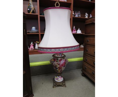 HAND-PAINTED PORCELAIN BRASS BODIED TABLE LAMP WITH SHADE. (NEEDS RE-WIRING)