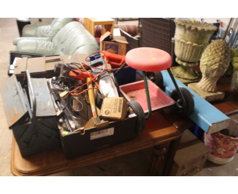 A QUANTITY OF ASSORTED TOOLS TO INCLUDE A BLACK AND DECKER SANDER, ETC 
