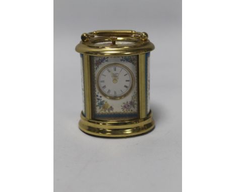 A HALCYON DAYS MINIATURE CARRIAGE CLOCK 