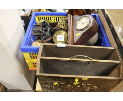 A QUANTITY OF ASSORTED METALWARE TO INCLUDE A MANTLE CLOCK, LETTER RACK, ETC 