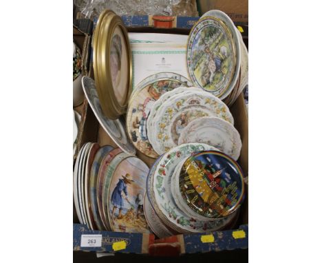 A BOX OF ASSORTED COLLECTORS PLATES TO INCLUDE WEDGWOOD, ROYAL WORCESTER, ROYAL ALBERT, ETC. MANY WITH CERTIFICATES OF AUTHEN