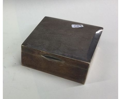 An Edwardian silver cigarette box with engine turned decoration. Birmingham. Est. £20 - £30.