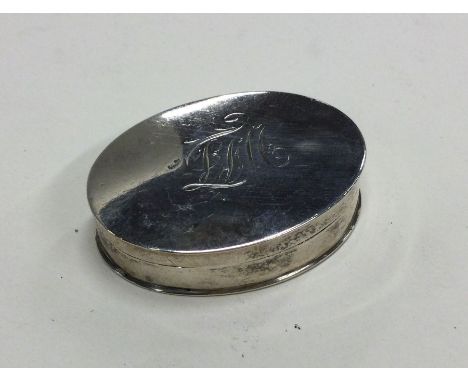 A large oval Georgian silver snuff box with engraved decoration. London 1793. By Thomas Harper. Approx. 22 grams. Est. £120 -