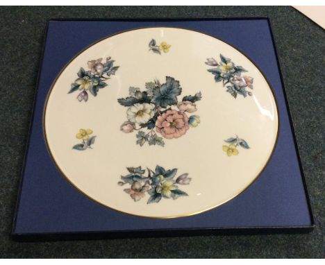A cased Royal Worcester platter. Est. £15 - £20.