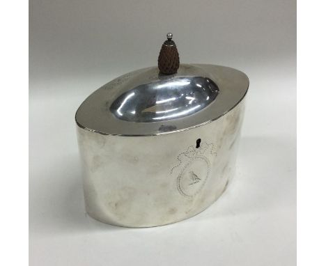 A good George III silver tea caddy with flush fitting lid to pineapple finial. Marked to lid and body. London 1784. By Thomas