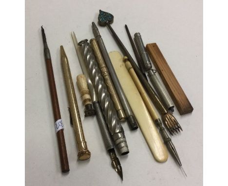 A gilt metal extending pencil etc. Est. £20 - £30.
