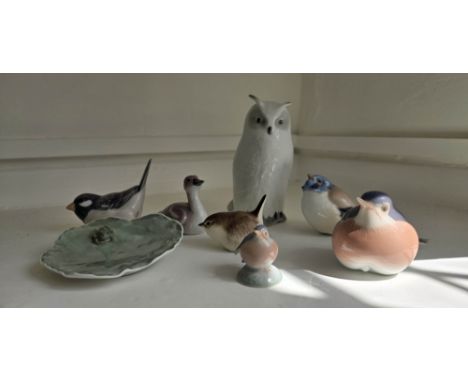 A collection of seven porcelain birds and frog trinket dish. 6 Copenhagen birds to include - A large white Owl No.155 A large