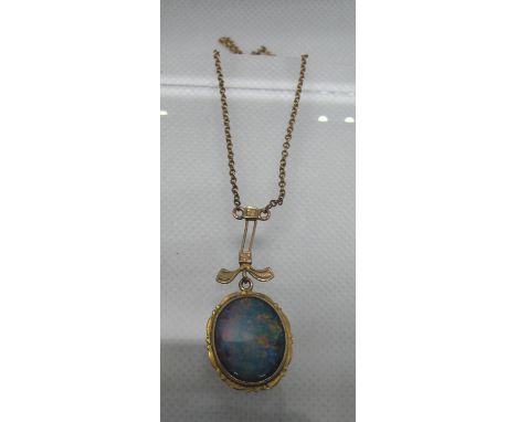 An Edwardian opal pendant set in yellow metal on a yellow metal chain. Approx weight 4.1 grams. (B.P. 21% + VAT) Opal is set 