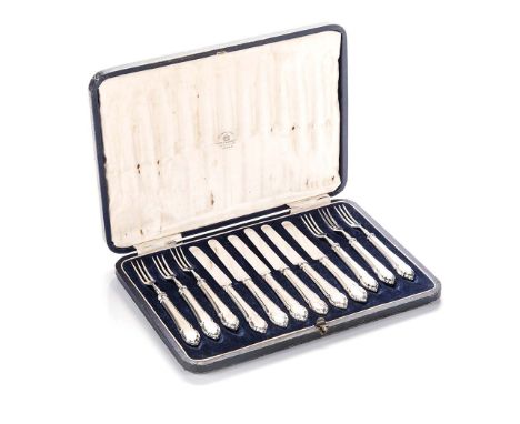 AN ENGLISH SILVER FRUIT KNIFE AND FORK SET, MAPPIN & WEBB, SHEFFIELD, 1925 comprising: six knives and six forks, each handle 