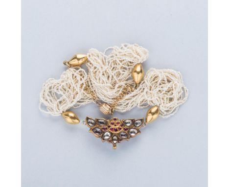 AN INDIAN NECKPIECE the central pendant set with garnet paste and faceted clear quartz, ﬂanked by gold beads and twenty four 