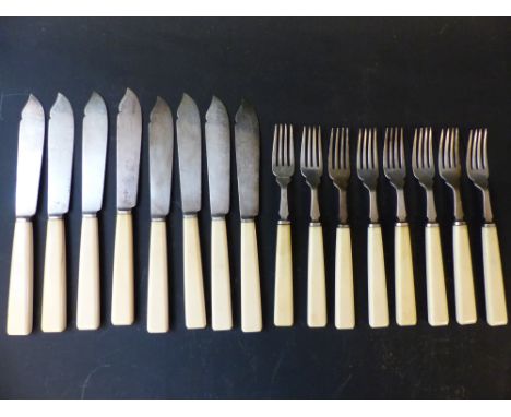 A set of eight silver fish knives and forks. Sheffield 1928.