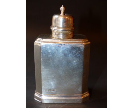 A Queen Anne style tea caddy of octagonal canted form, Sheffield 1929, 6ozs