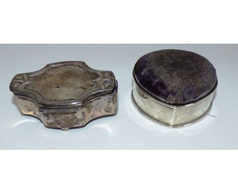 2 silver dressing table trinket boxes , hallmarks for Bimhingham 1907 and and 1905total weight 7.8oz including felt covers an