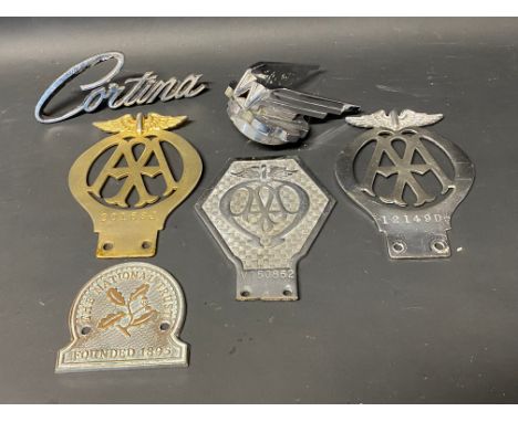 A tray of AA and other car badges, Desmo badge bar attachments etc. 