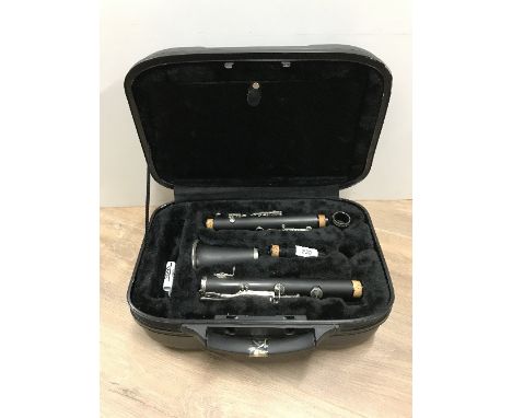 CLARINET IN FITTED CASE