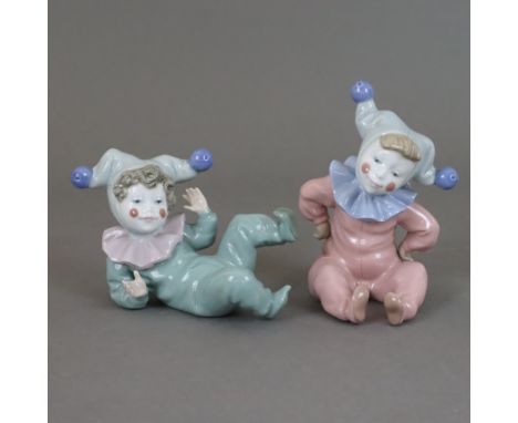 Zwei niedliche Kinderfiguren als Harlekine - Nao/Lladro, Spanien, 2.H.20.Jh., Porzellan, polychrome Bemalung in Pastellfarben