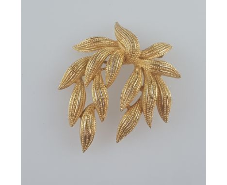 Vegetabile Vintage-Brosche - Trifari / USA, 1950-60er Jahre, goldfarbenes Metall, teils satiniert, verso gesicherte Nadelung,