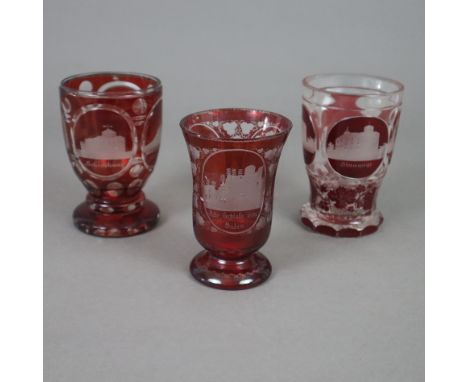 Drei Glasbecher - um 1900, farbloses Glas, rot gebeizt, diverse Mattschliffdekore, 1x Fußbecher, zwischen Weinranken drei Med