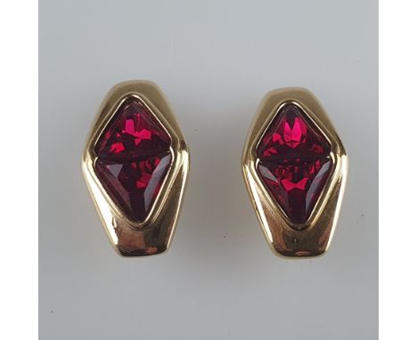 Ein Paar Vintage- Ohrclips - S.A.L./USA, in Rautenform, Metall vergoldet, Besatz mit rubinroten Kristallen im Dreieckschliff,