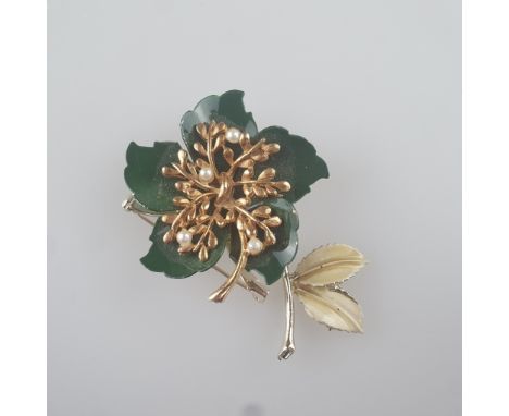 Florale Vintage-Brosche - CORO / USA, vor 1955, in Form einer Blüte und Blattwerk, Bicolor-Metall, Emaille, Besatz mit künstl