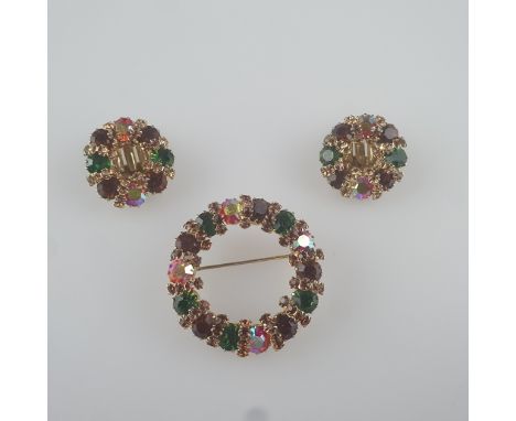 Vintage-"Christmas"-Set aus Brosche und Ohrclips - WEISS/ USA, Metall vergoldet, in Kranzform besetzt mit bunten facettierten