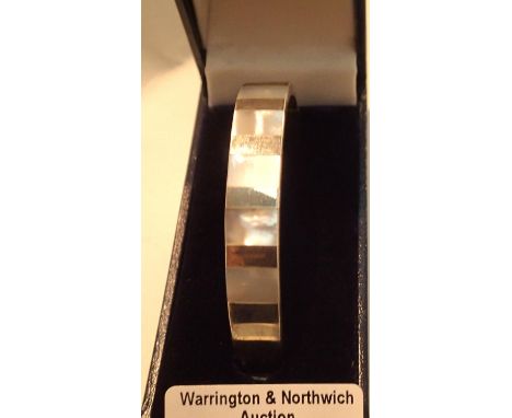 Hallmarked silver 925 ladies bangle in presentation case. P&amp;P Group 1 (£14+VAT for the first lot and £1+VAT for subsequen