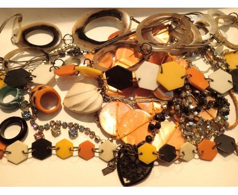 Box of costume jewellery including a vintage plastic hexagonal shaped necklace. P&amp;P Group 1 (£14+VAT for the first lot an