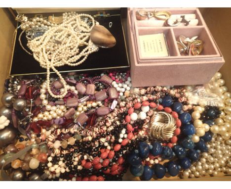 Quantity of costume jewellery and Rosary beads. P&amp;P Group 2 (£18+VAT for the first lot and £3+VAT for subsequent lots) 