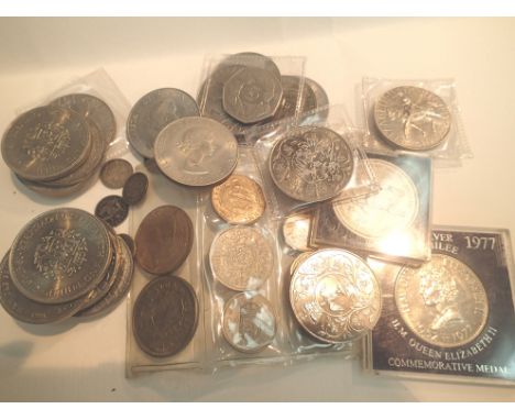 Selection of crowns and other coinage. P&amp;P Group 1 (£14+VAT for the first lot and £1+VAT for subsequent lots) 